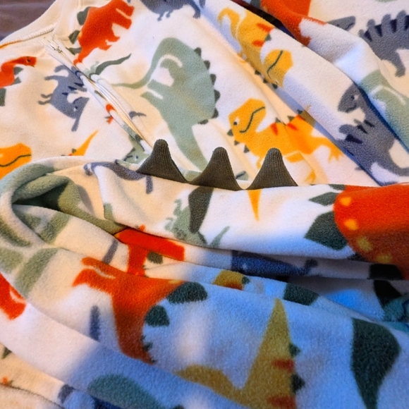 Carter's fleece footed onesie with dinosaur scales detail size 6 - Picture 2 of 3